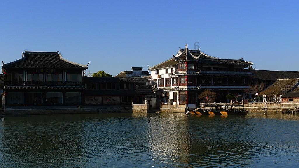 莱西市姜山镇：拆除清理违规广告牌匾 助力城市更新